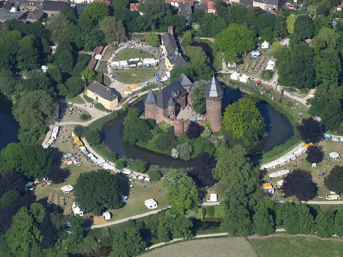 Krefeld: eine mittelalterliche Wasserburg mit Wassergraben und Backsteinmauern