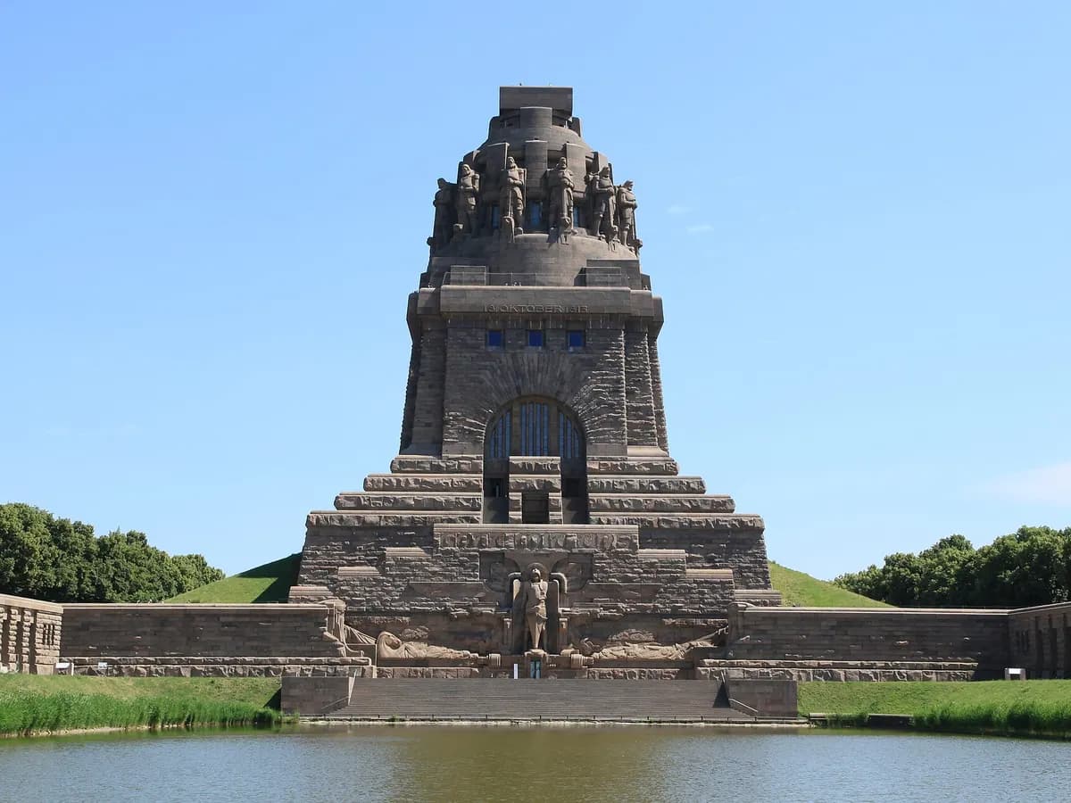Leipzig: ein wuchtiges steinernes Denkmal über einem langen Wasserbecken