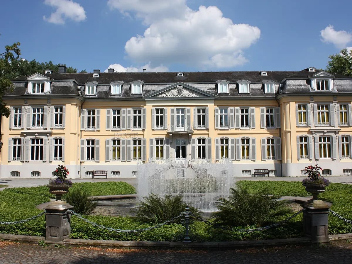 Leverkusen: ein barockes Wasserschloss, heute Museum, mit Parkanlage