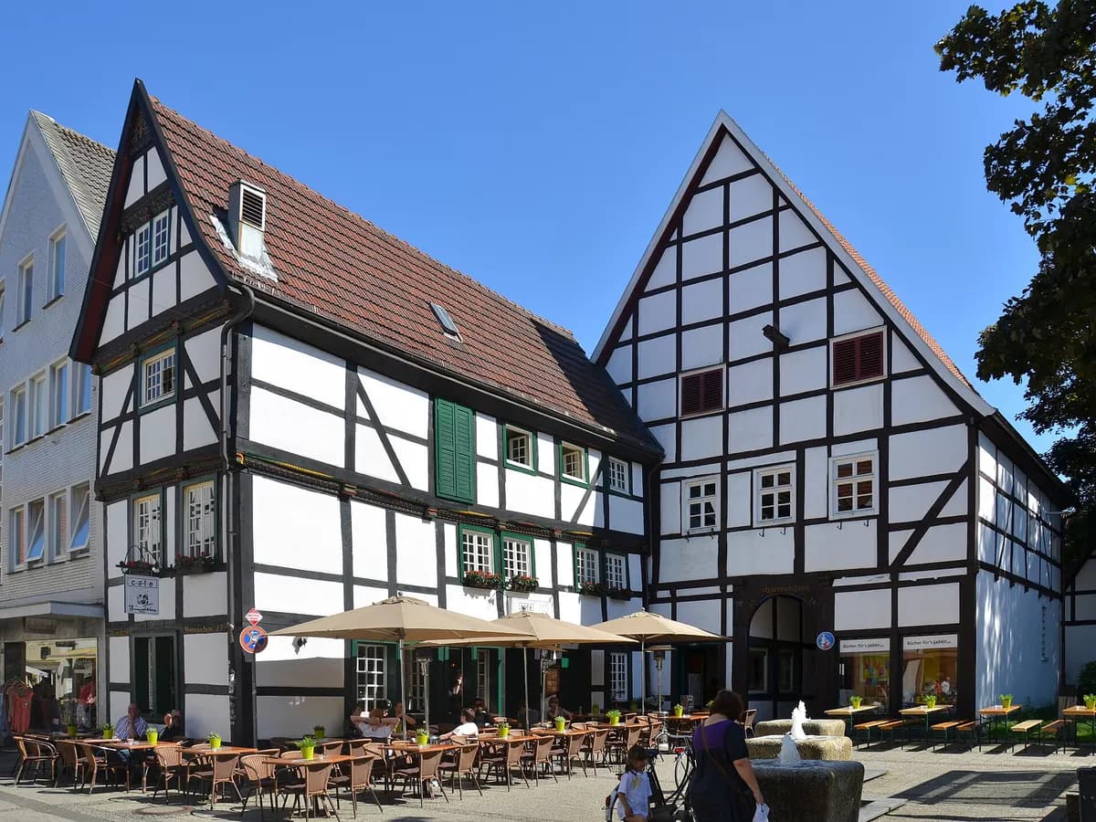 Lippstadt: eine gotische Hallenkirche aus Grünsandstein mit hohem Turm