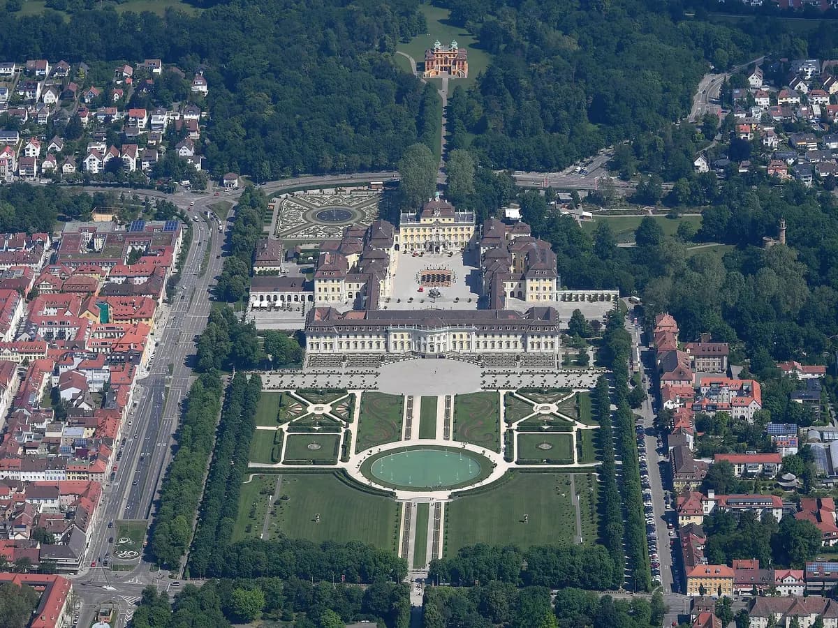 Ludwigsburg: ein sehr großes Barockschloss mit symmetrischen Gartenanlagen