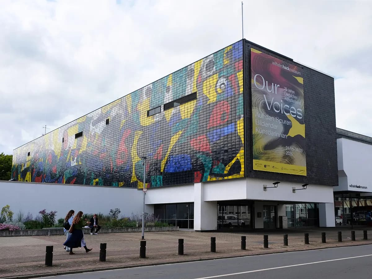 Ludwigshafen am Rhein: ein Museumsbau mit großflächigem Keramikwandbild von Joan Miró