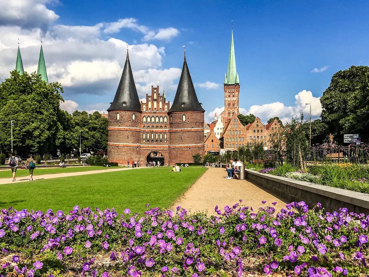 Lübeck: ein Backsteintor mit zwei runden Türmen und geschwungenem Giebel