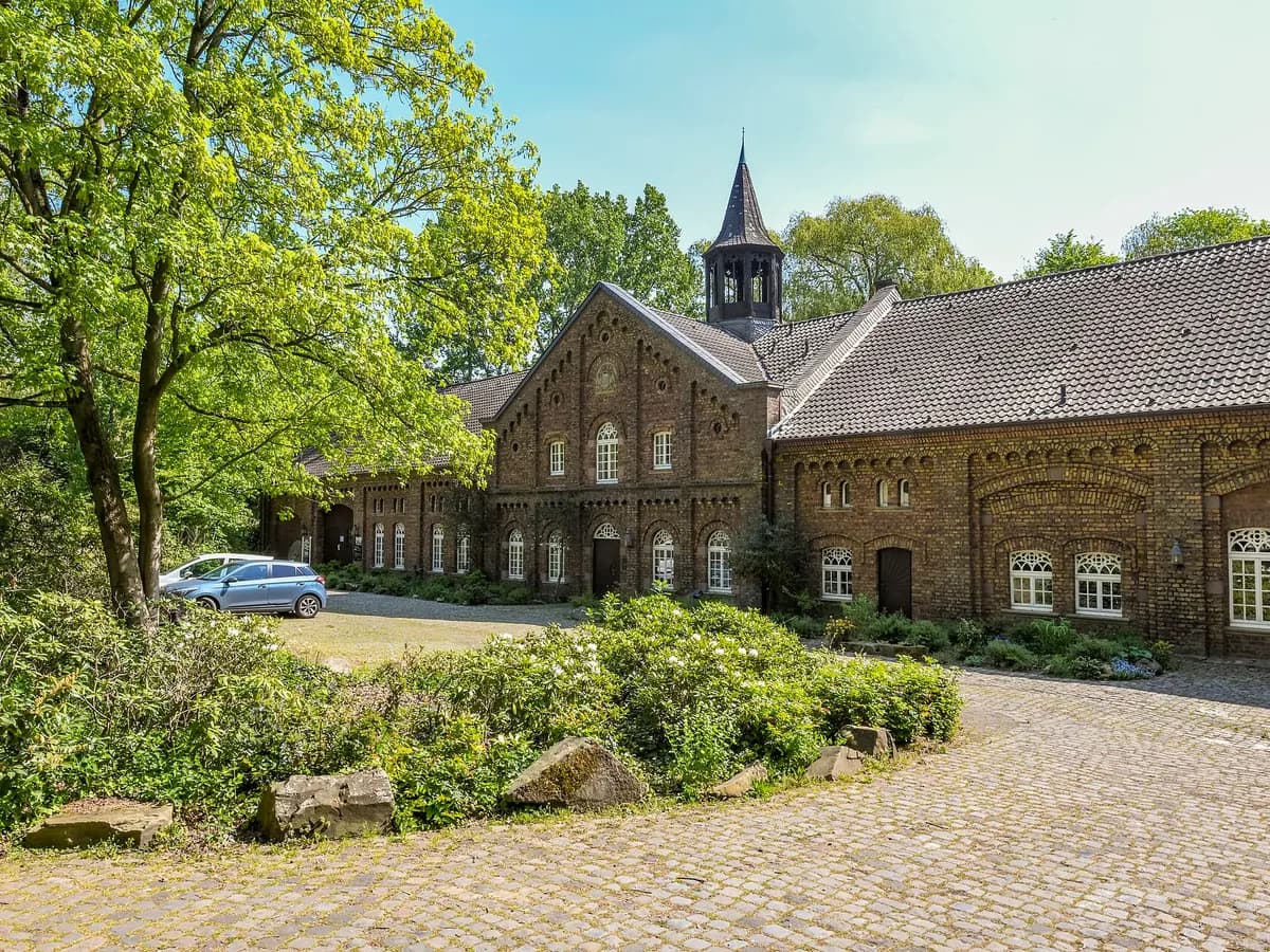 Lünen: ein neugotisches Wasserschloss mit Park an der Lippe