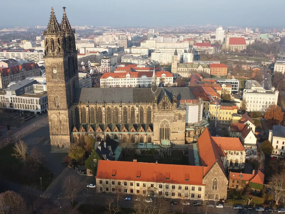 Magdeburg: ein gotischer Dom mit zwei hohen Türmen über der Elbe