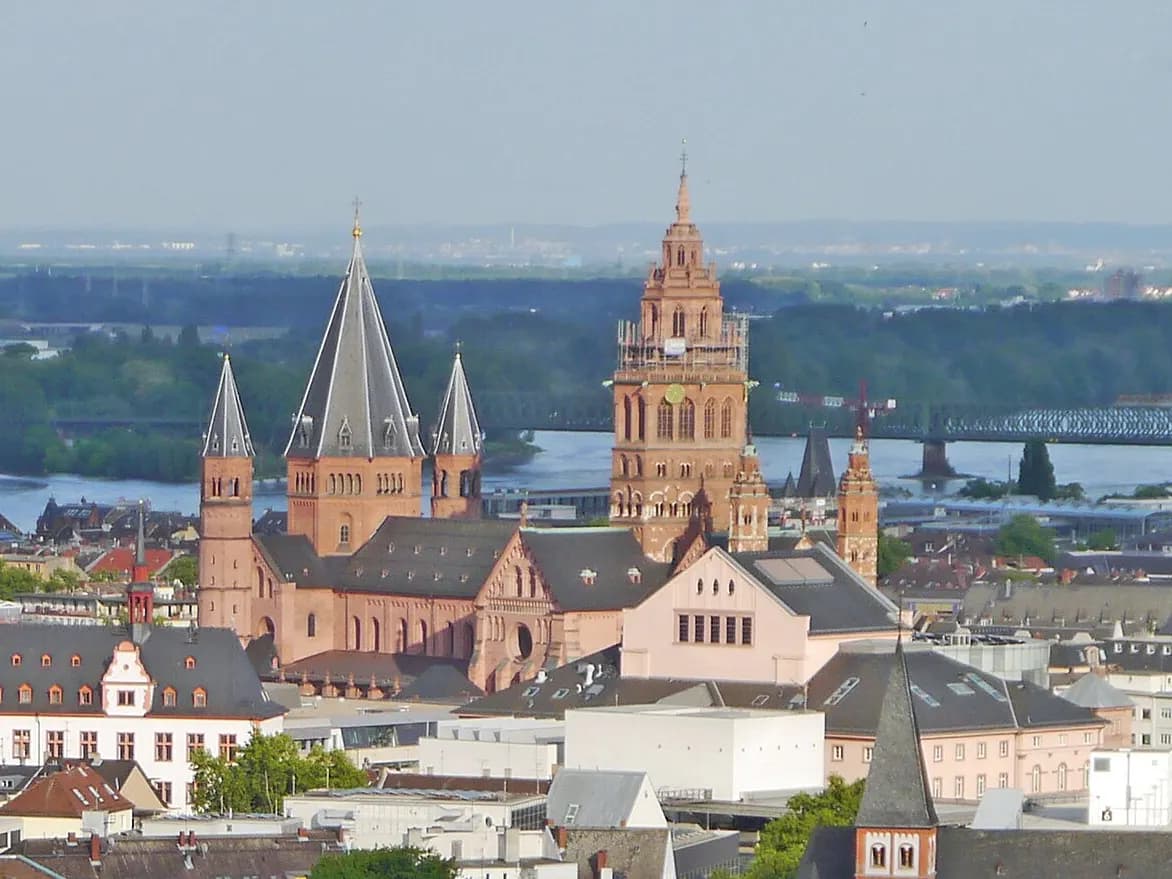 Mainz: ein romanischer Dom aus rotem Sandstein mitten in der Altstadt