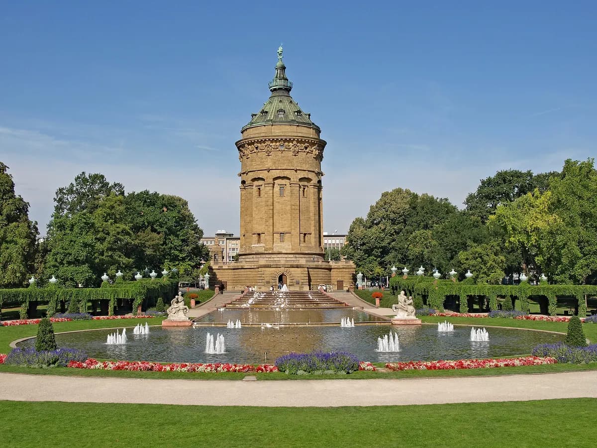 Mannheim: ein Jugendstil-Wasserturm über einem symmetrischen Brunnenpark