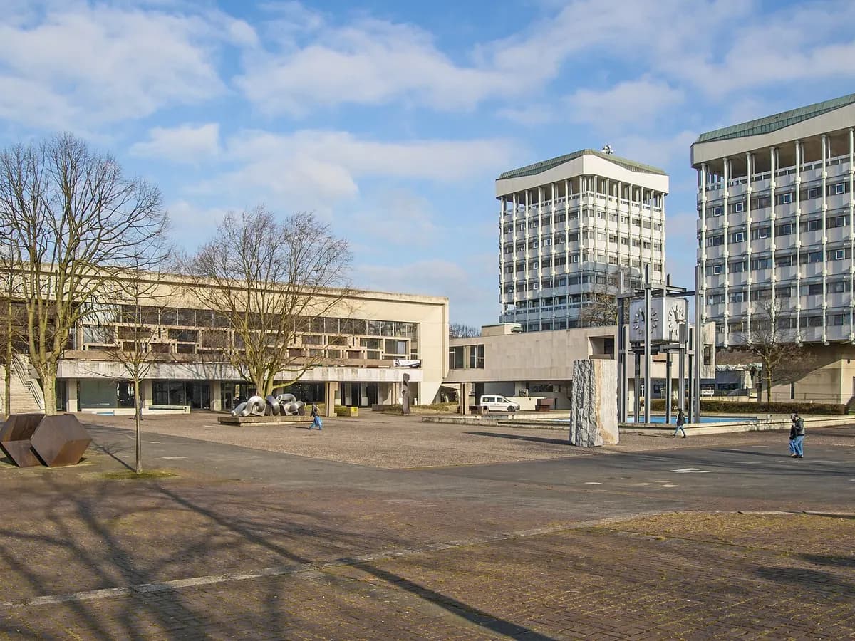 Marl: ein Rathaus aus aufgehängten Stahl-Glas-Kuben der sechziger Jahre