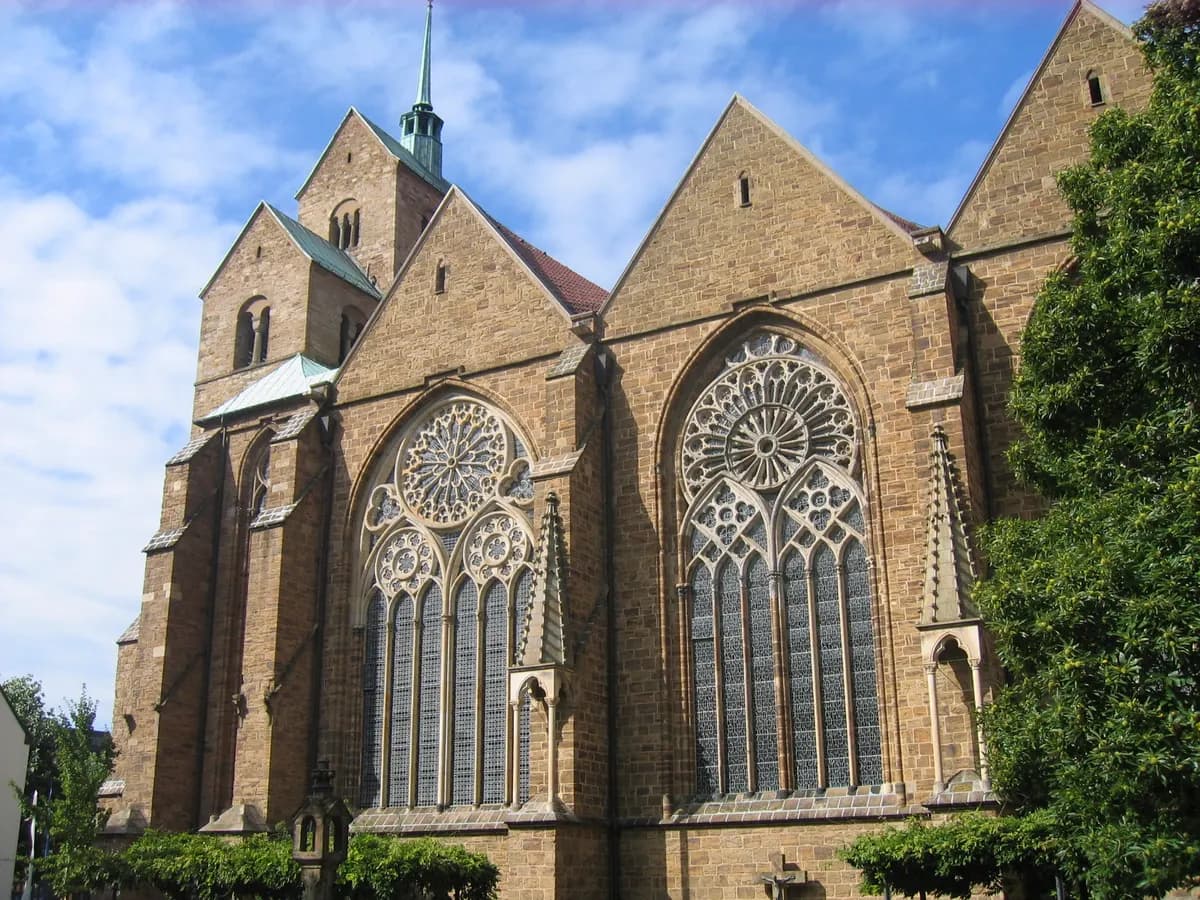 Minden: ein romanisch-gotischer Dom mit breitem Westwerk