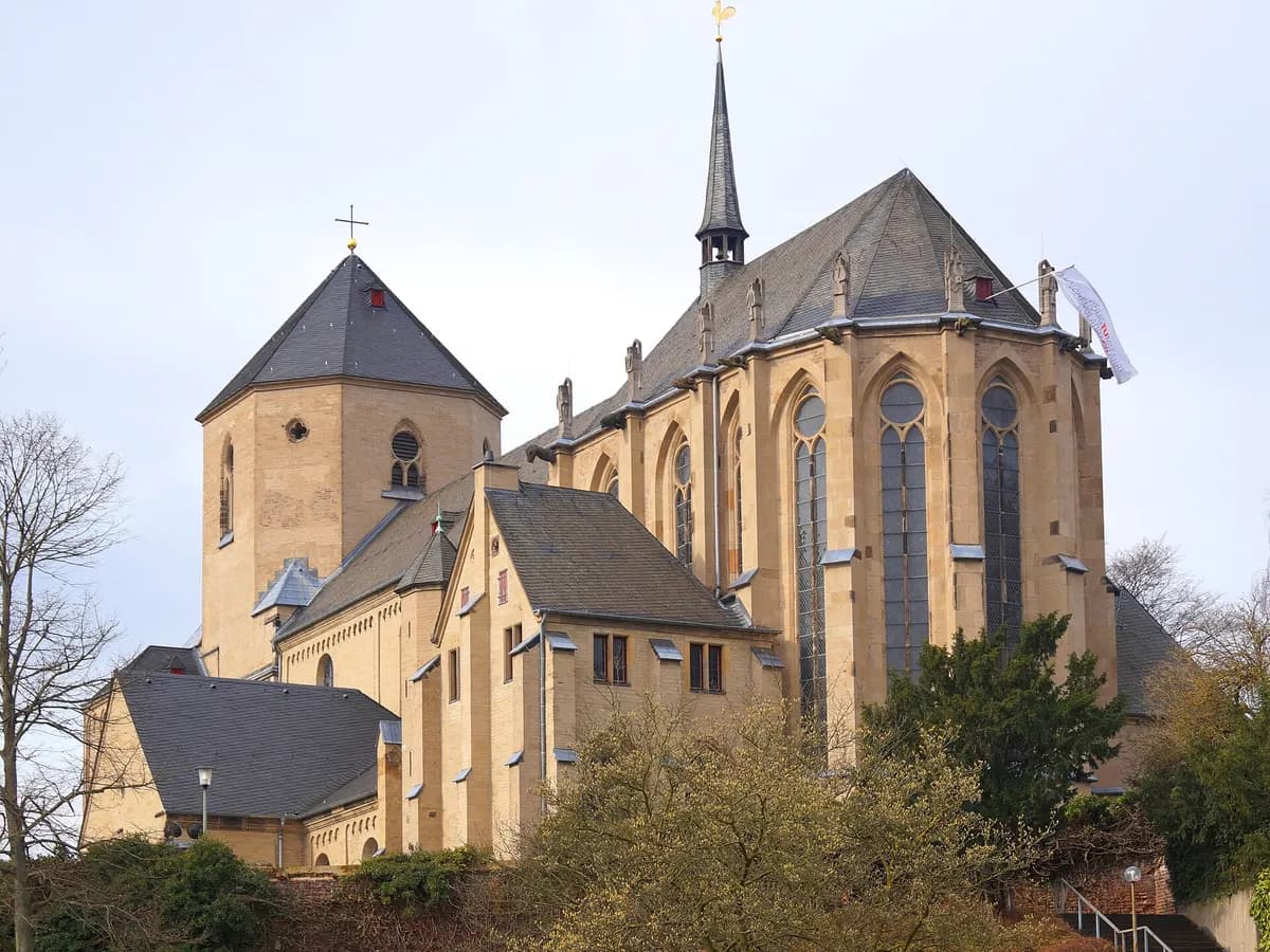 Mönchengladbach: eine romanische Münsterkirche auf einer Anhöhe über der Stadt