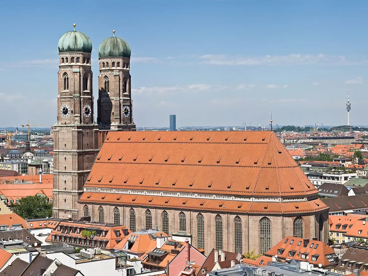 München: zwei Backsteintürme mit welschen Hauben über den Dächern der Altstadt