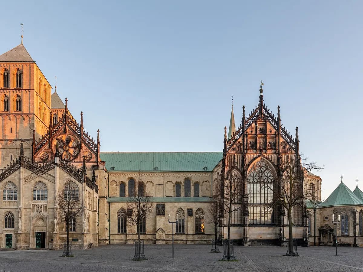 Münster: ein romanisch-gotischer Dom mit breitem Westturm und Domplatz