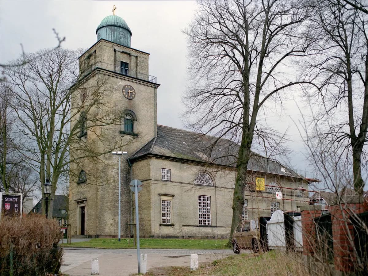 Neumünster: eine klassizistische Stadtkirche mit hohem Turm am Markt