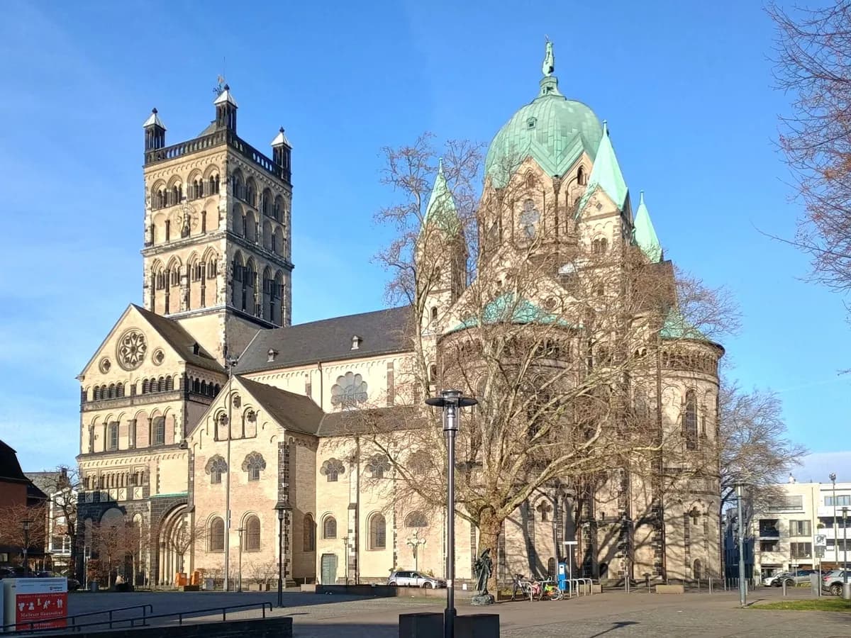 Neuss: eine spätromanische Münsterkirche mit charakteristischem Vierungsturm