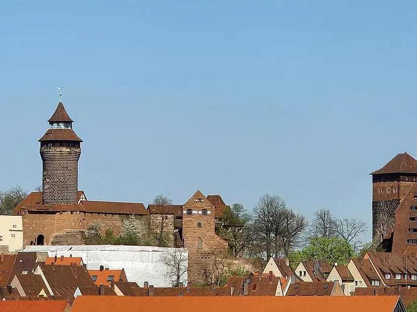 Nürnberg: eine Kaiserburg aus Sandstein auf einem Felsen über der Altstadt