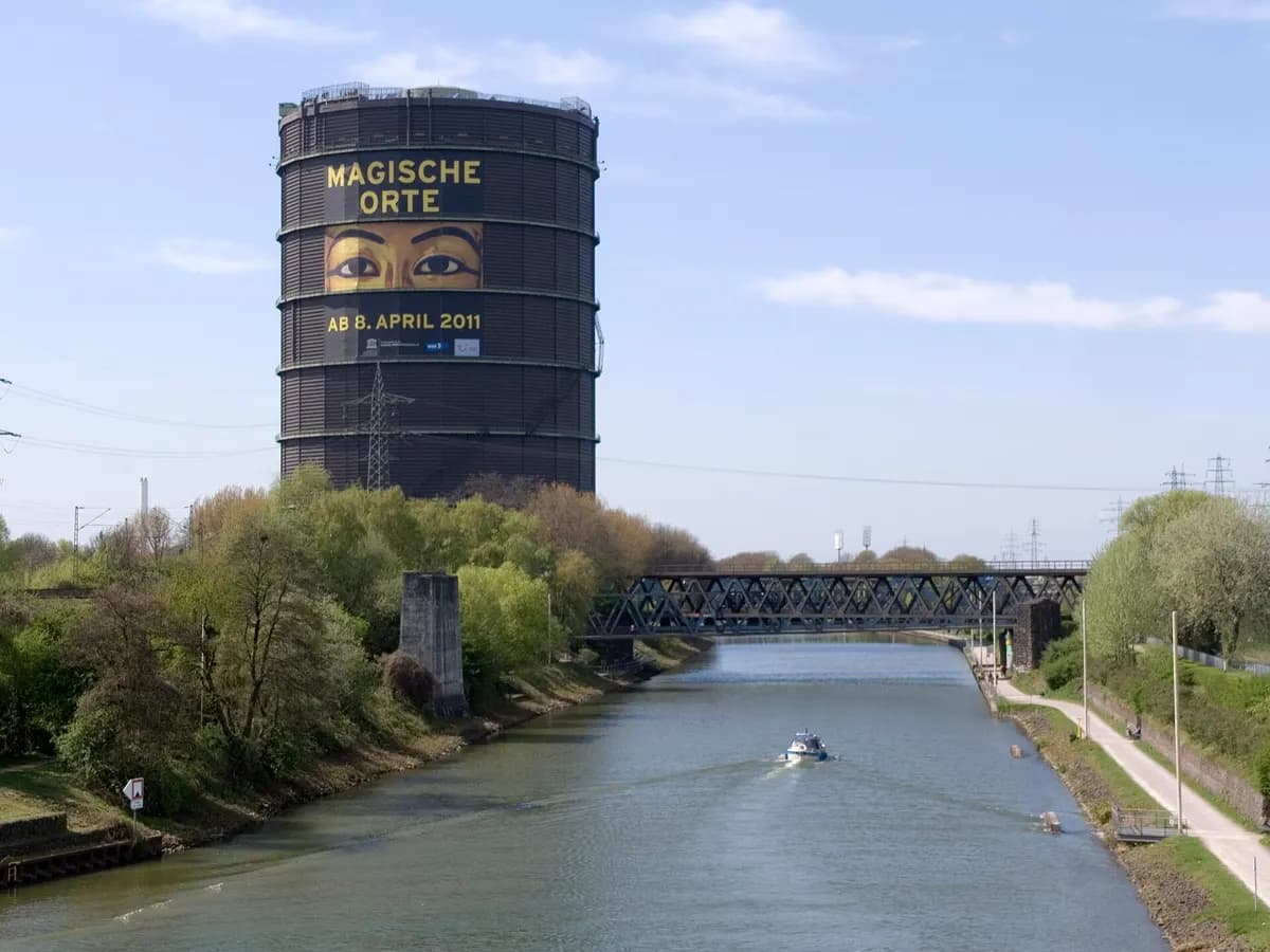Oberhausen: ein zylindrischer Gasometer aus Stahl als Ausstellungshalle