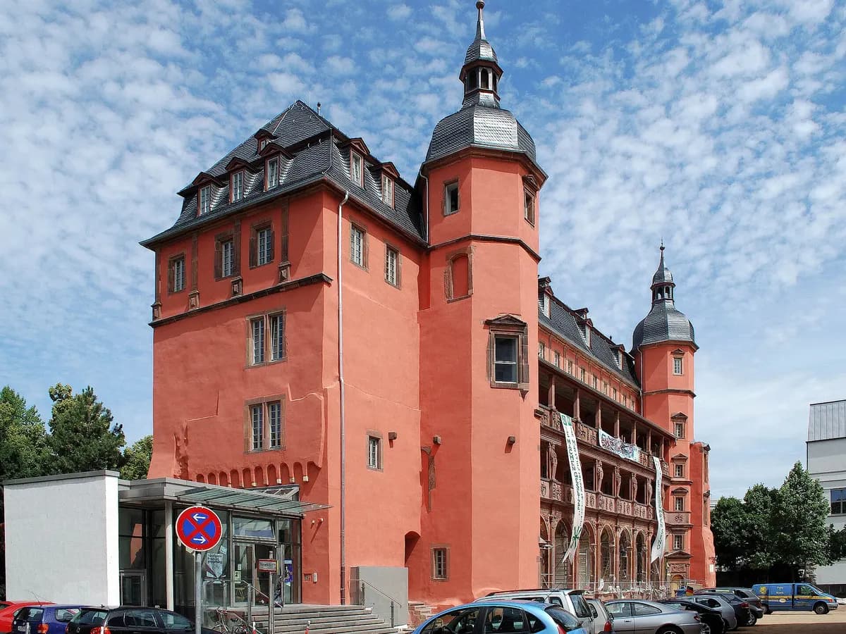 Offenbach am Main: ein Renaissance-Schloss aus rotem Sandstein am Mainufer