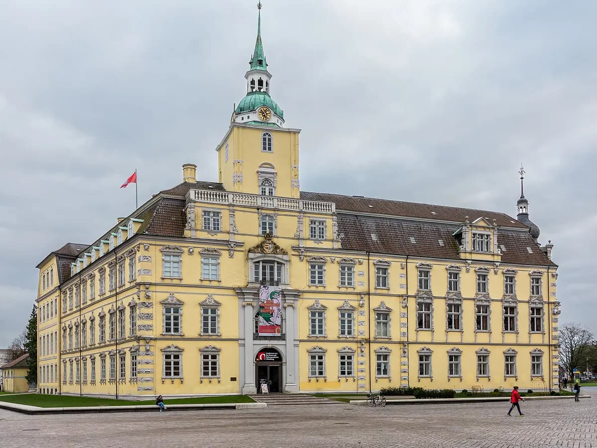 Oldenburg: ein gelbes Residenzschloss mit Turm am Schlossplatz