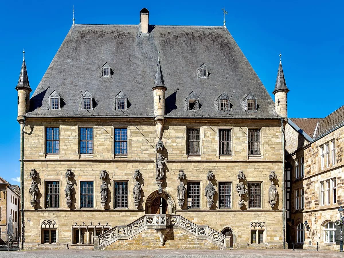 Osnabrück: ein spätgotisches Rathaus mit Freitreppe und steilem Walmdach