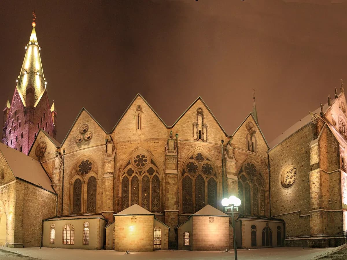 Paderborn: ein gotischer Dom mit wuchtigem Westturm über den Paderquellen