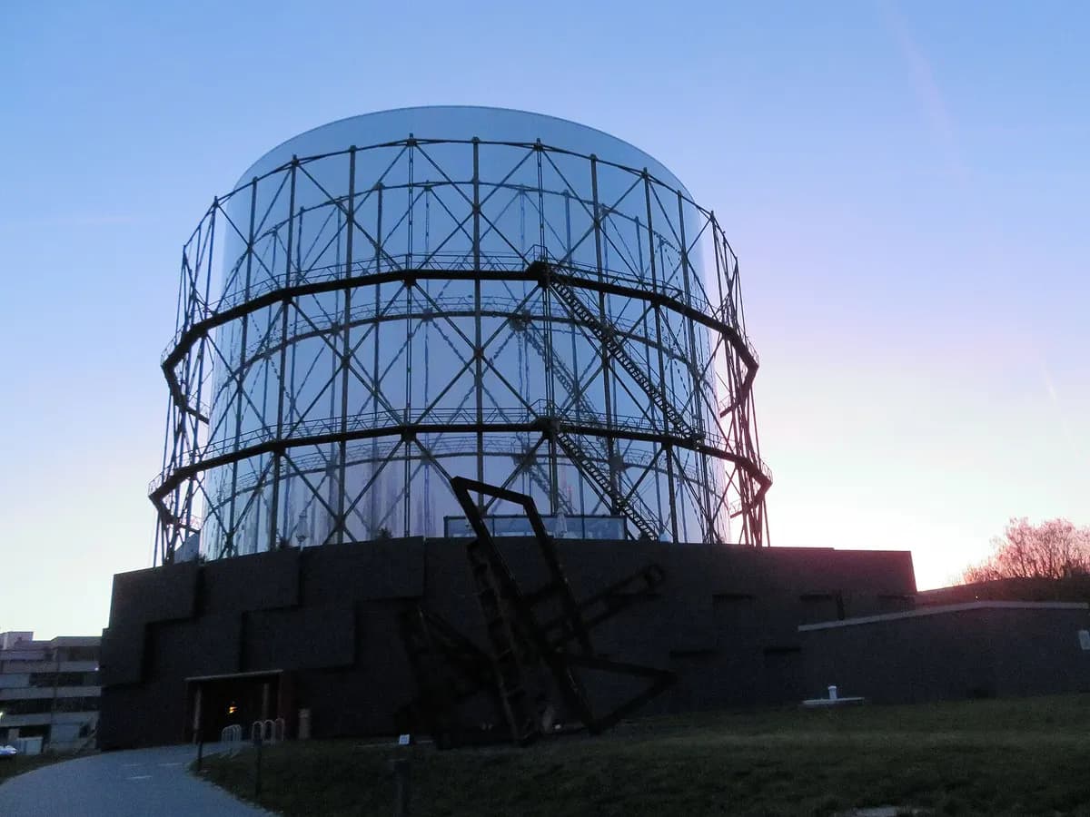 Pforzheim: ein zylindrischer Gasometer mit großformatigem Panorama im Inneren