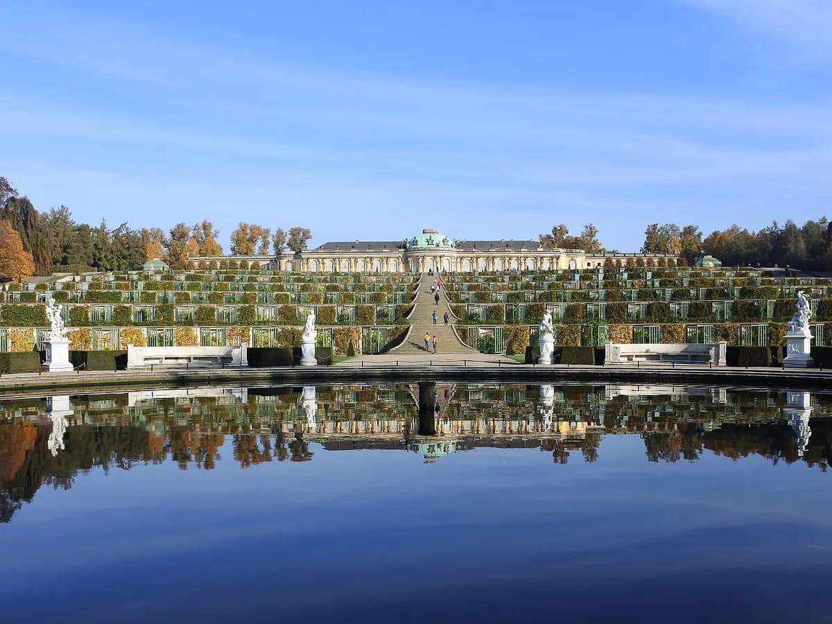 Potsdam: ein Sommerschloss über sechs geschwungenen Weinbergterrassen