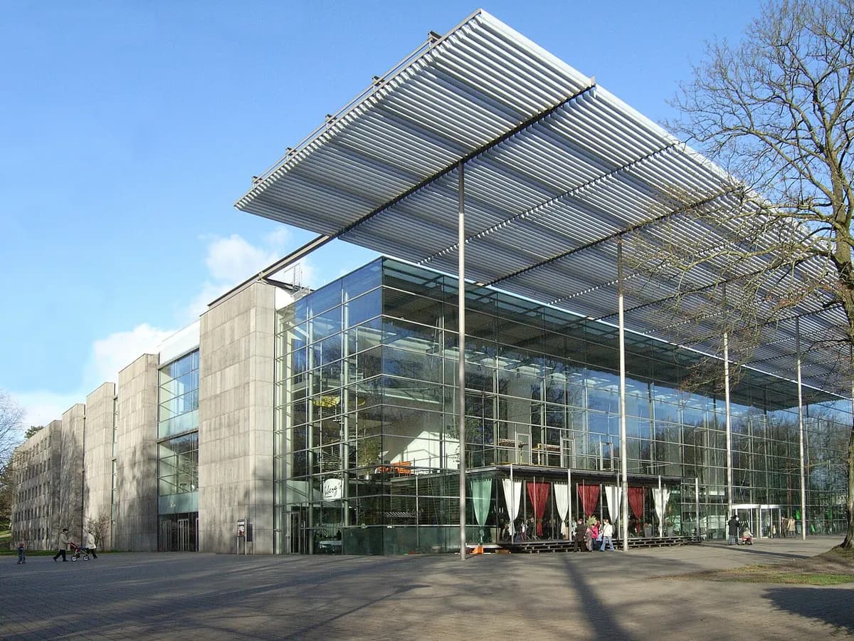 Recklinghausen: ein Festspielhaus aus den fünfziger Jahren auf einer Anhöhe im Park