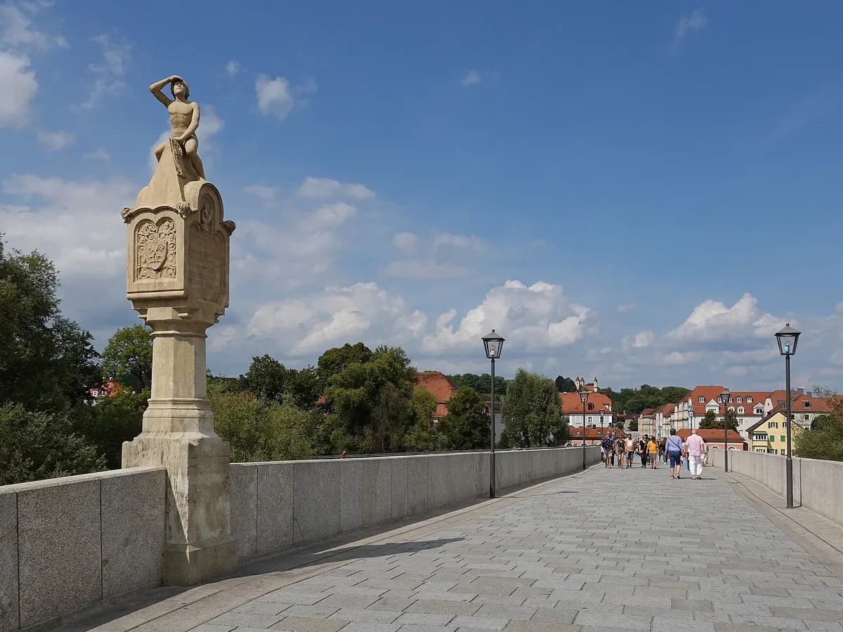 Regensburg: eine mittelalterliche Steinbrücke über die Donau mit Dom dahinter