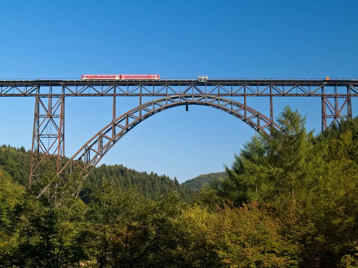 Remscheid: eine hohe Stahlfachwerkbrücke über ein bewaldetes Tal