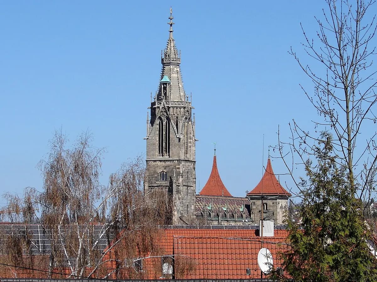 Reutlingen: eine gotische Stadtkirche mit hohem Turm über der Altstadt