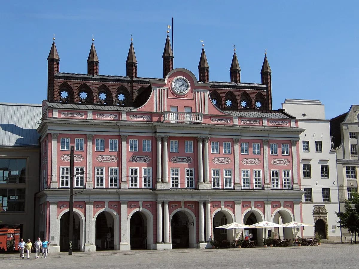 Rostock: ein Rathaus mit barocker Vorhangfassade und sieben Türmchen