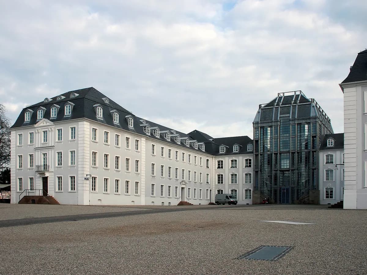 Saarbrücken: ein Barockschloss mit modernem gläsernem Mittelbau