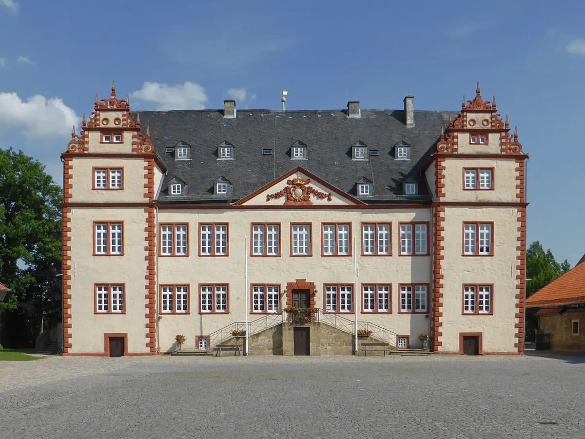 Salzgitter: ein barockes Wasserschloss mit Wirtschaftsgebäuden und Park