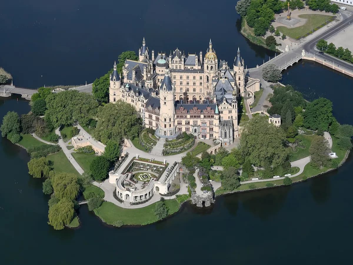 Schwerin: ein Schloss mit goldener Kuppel auf einer Insel im See