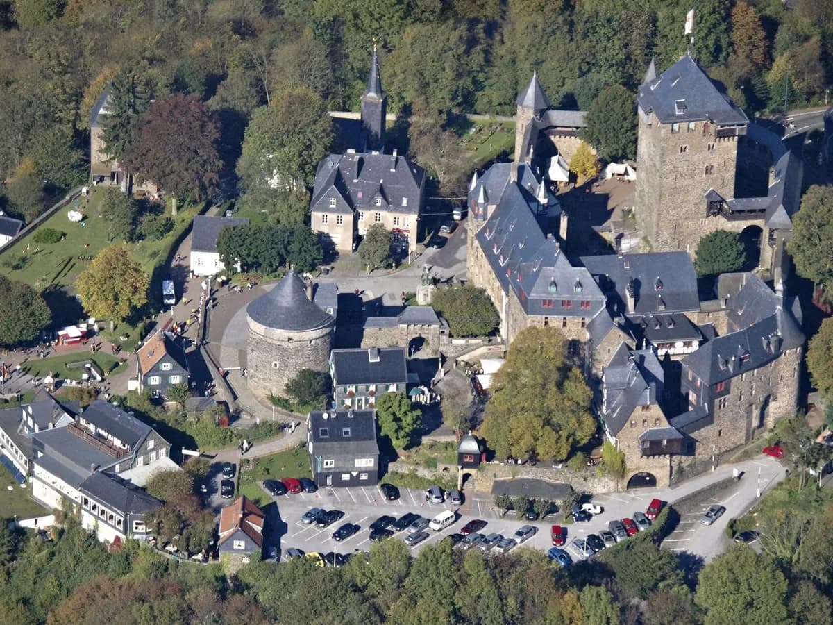 Solingen: eine große Höhenburg mit Bergfried über dem Wuppertal