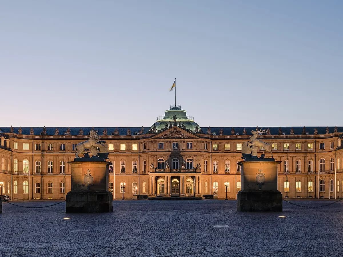 Stuttgart: ein barockes Residenzschloss mit Ehrenhof und Brunnen an einem großen Platz