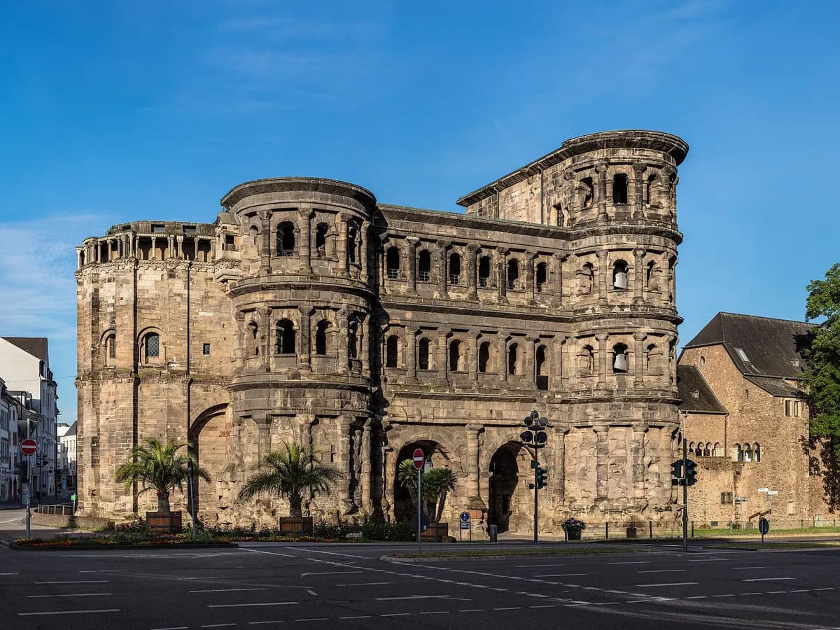 Trier: ein römisches Stadttor aus dunklem Sandstein mit zwei Rundtürmen