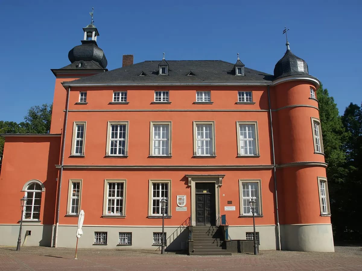 Troisdorf: eine ehemalige Burganlage, heute Museum, mit Park