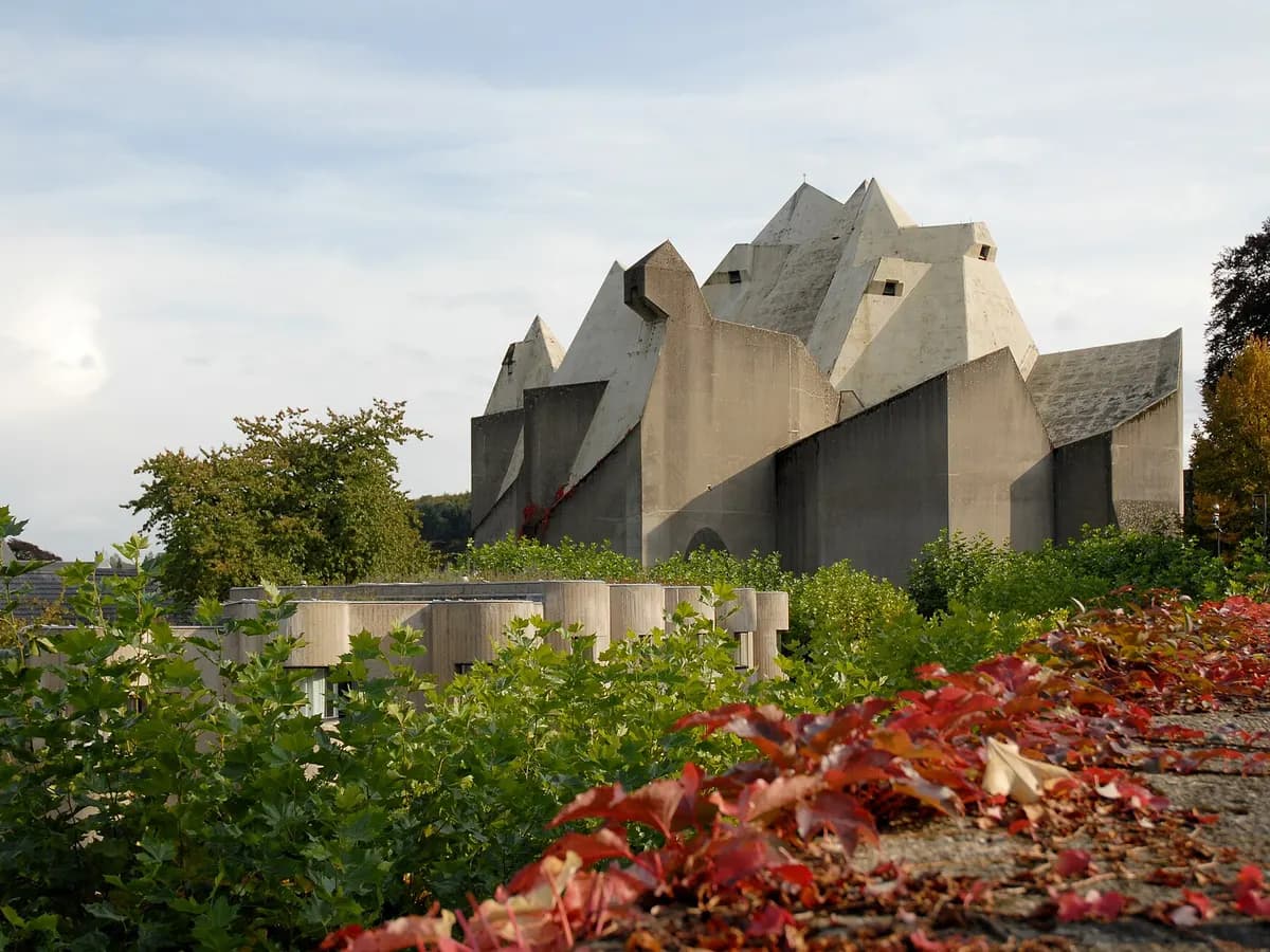 Velbert: eine brutalistische Wallfahrtskirche aus Sichtbeton mit gefalteter Dachlandschaft