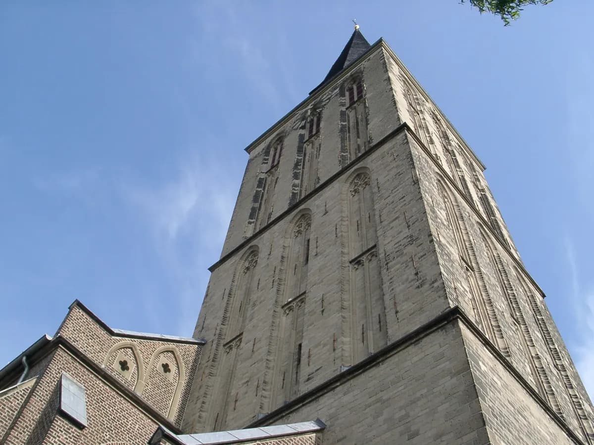 Viersen: eine neugotische Backsteinkirche mit schlankem Turm