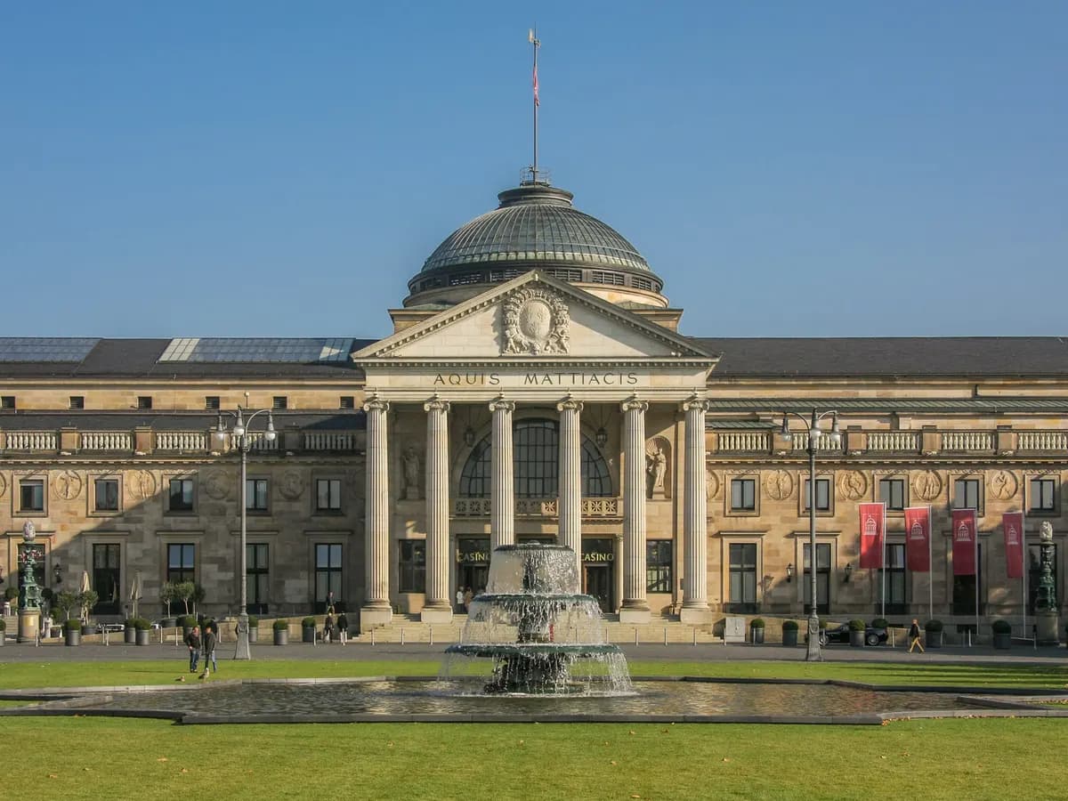 Wiesbaden: ein klassizistisches Kurhaus mit Säulenportikus und Springbrunnen davor