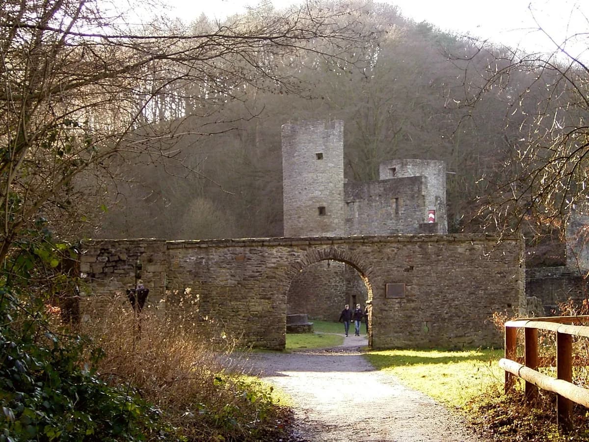 Witten: eine Burgruine über der Ruhr in bewaldetem Tal