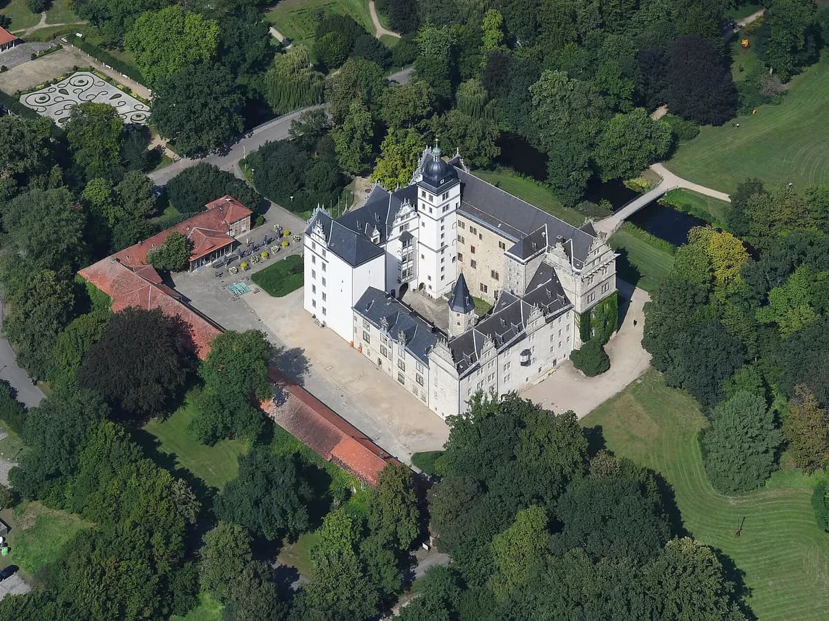 Wolfsburg: ein Renaissance-Schloss mit Innenhof über der Aller