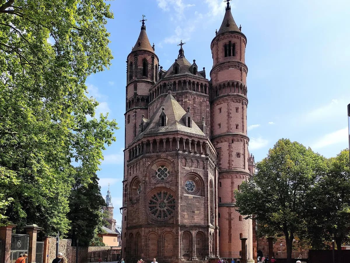 Worms: ein romanischer Kaiserdom mit vier Türmen und zwei Kuppeln