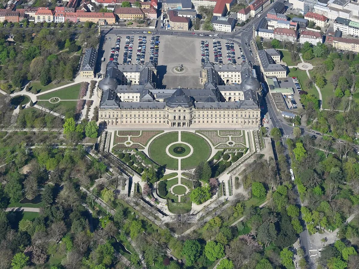 Würzburg: eine barocke Residenz mit weitem Ehrenhof und Hofgarten
