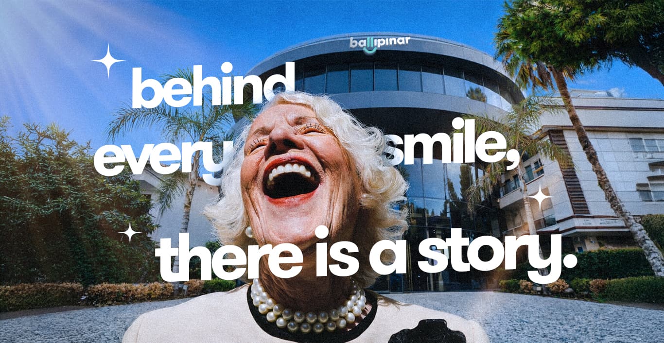 Das Klinikgebäude von Ballıpınar Dental in Antalya, mit dem eingeblendeten Schriftzug „behind every smile, there is a story“
