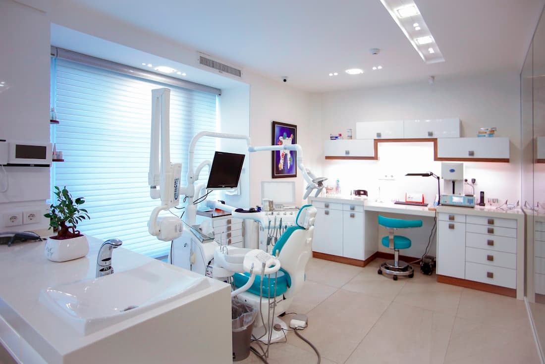 Der Behandlungsraum von Ballıpınar Dental in Antalya