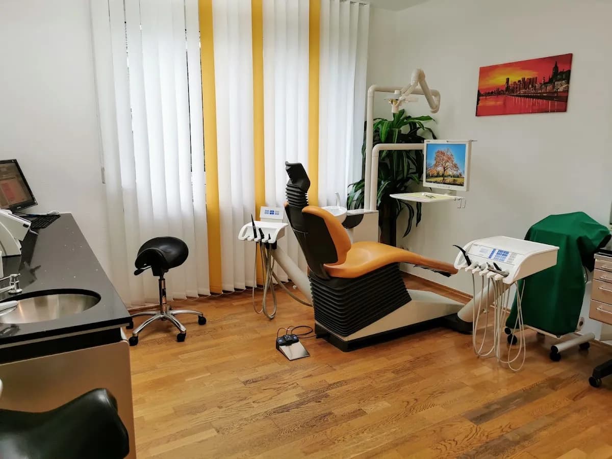 Herr Dr. Marcus Hideghety — Foto aus dem Google-Eintrag der Praxis