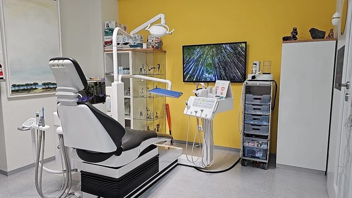 Herr Dr. med. dent. Jochen May — Foto aus dem Google-Eintrag der Praxis