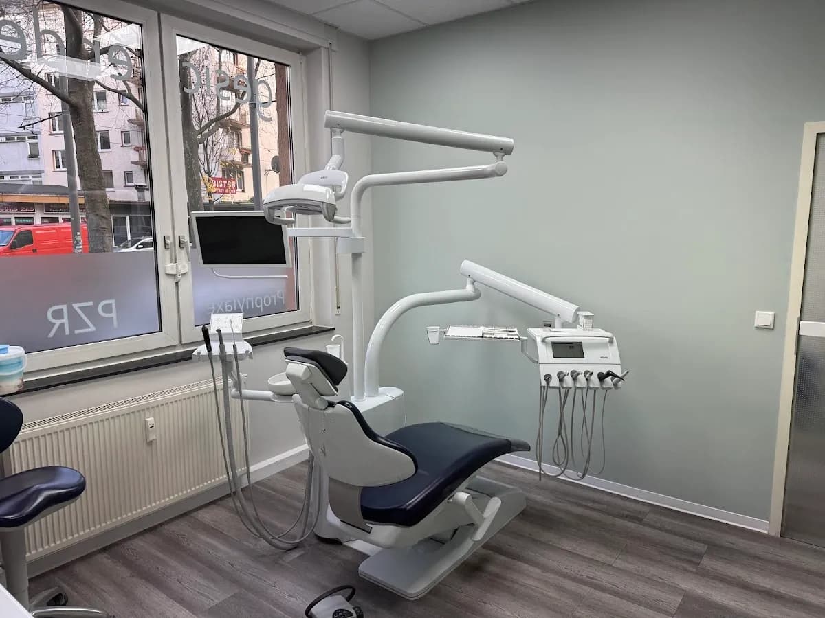 zähne machen gesichter — Foto aus dem Google-Eintrag der Praxis